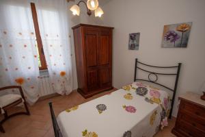 1 dormitorio con 1 cama y vestidor en Vacanze Maria Stella, en Pescia Romana