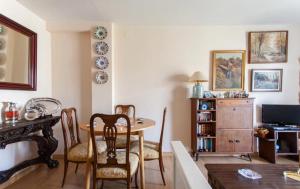 ein Wohnzimmer mit Tisch und Stühlen und einem Fernseher in der Unterkunft Habitación piso compartido in Sevilla