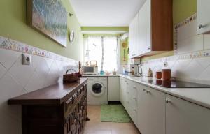 eine Küche mit Waschmaschine in der Unterkunft Habitación piso compartido in Sevilla + 5 Fotos