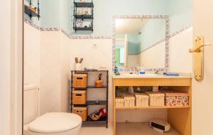 ein Badezimmer mit Waschbecken und Spiegel in der Unterkunft Habitación piso compartido in Sevilla