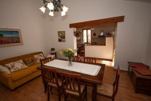 - un salon avec une table et un canapé dans l'établissement Vacanze Maria Stella, à Pescia Romana