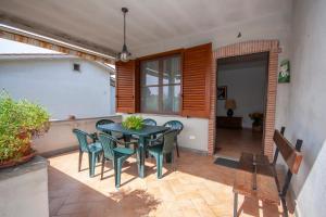 a patio with a table and chairs on a balcony at Vacanze Maria Stella in Pescia Romana