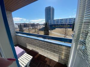 a balcony with a view of a building at Kiva majoitus 1-4hlö, 500m keskustaan, parkkipaikka in Oulu