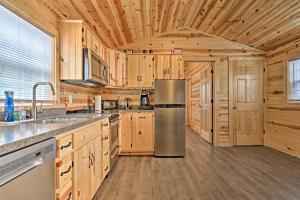 Gallery image of Cozy Bidwell Cabin with Deck Trail and Creek Access! in Bidwell +18 photos