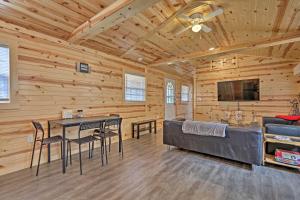 sala de estar con sofá, mesa y sillas en Cozy Bidwell Cabin with Deck Trail and Creek Access!, 