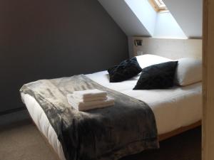 um quarto com uma cama com toalhas em Gite Ungersberg em Itterswiller