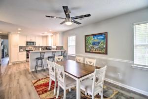 een keuken en eetkamer met een tafel en stoelen bij Ideally Located Luxe Beach House on Tybee Island in Tybee Island