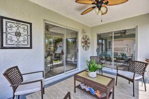 Posezení v ubytování Courtyard Villa with Lanai and Community Amenities!