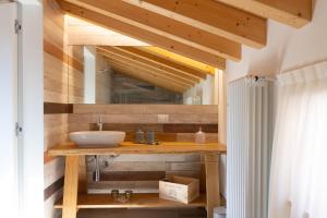 un bagno con lavandino e specchio di Toson d'Oro Bed & Breakfast a Sabbioneta