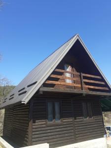 a log cabin with a gambrel roof at Vikendica Jagoš in Mitrovac