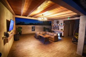 TV a/nebo společenská místnost v ubytování Resort Renjeland