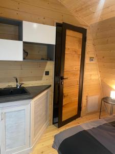 Llit o llits en una habitació de Alexandar house