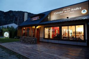una tienda frente a un edificio con terraza en Condor De Los Andes en El Chaltén