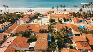 an aerial view of a resort with the beach at Os Navegantes A in Guajiru