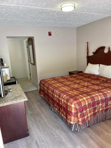 Una habitación de hotel con una cama en una habitación en Smoky View Inn, en Pigeon Forge