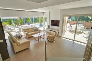 sala de estar con sofás, TV y patio en Villa Flamencos Rosas, Costa Adeje, en Playa Paraiso
