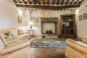 
Area soggiorno di Bagno a Ripoli Villa Sleeps 10 with Pool Air Con and WiFi
