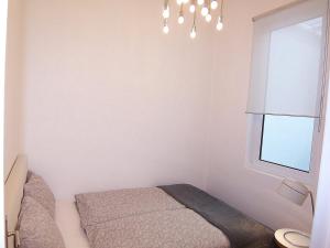 リスボンにあるSanta Engracia - Lissabon Altstadtの小さなベッドルーム(ベッド1台、窓付)