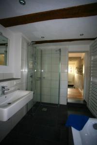 Bilik mandi di Ferienhaus Carpe diem +9 gambar