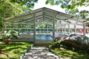 um pavilhão com uma piscina num jardim em Eldorado Atibaia Eco Resort em Atibaia