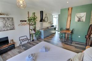 un soggiorno con tavolo e cucina di Appartement centre-ville avec terrasse RUSTIQUE a Vannes
