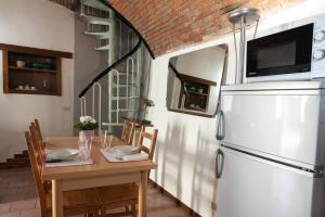 d'une salle à manger avec une table et un réfrigérateur. dans l'établissement Casa Vacanza Scacco d' Argento, à Darfo Boario Terme