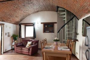 - un salon avec une table et un canapé dans l'établissement Casa Vacanza Scacco d' Argento, à Darfo Boario Terme