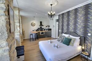 a bedroom with a bed and a living room at Appartement centre-ville CHIC in Vannes