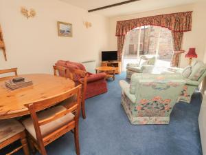 a living room with a table and chairs at Blueberry Cottage in Wooler