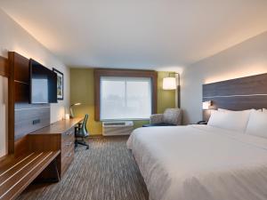 Postel nebo postele na pokoji v ubytování Holiday Inn Express & Suites Salem North - Keizer by IHG