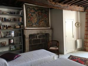 um quarto com uma cama e uma estante de livros em La Maison des Matignon 1 em Granville