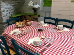 uma mesa com uma toalha de mesa xadrez vermelha e branca em La Maison des Matignon 1 em Granville