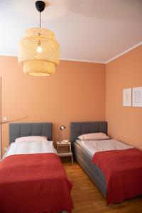 En eller flere senge i et værelse på Kaßberg Apartment im Retro-Stil / Netflix & WIFI