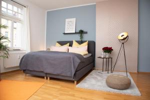 a bedroom with a bed and a lamp and a rug at Kaßberg Apartment im Retro-Stil / Netflix & WIFI in Chemnitz