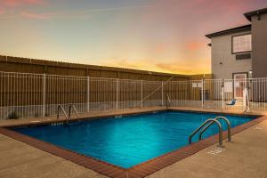 Piscina en o cerca de Red Roof Inn & Suites Lake Charles