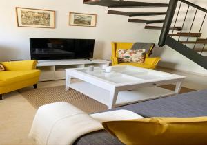 - un salon avec une table basse blanche et des chaises jaunes dans l'établissement Welooveyou Top Sunset Agaete Dream, à Puerto de las Nieves