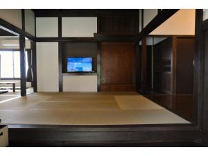 sala de estar con TV en la esquina en Orizon - Vacation STAY 21711v, en Minamiboso