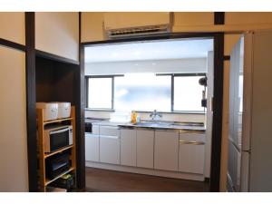 uma cozinha com um lavatório e uma janela em Orizon - Vacation STAY 21711v em Minamiboso