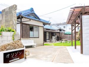 une maison avec un banc dans une cour dans l'établissement Orizon - Vacation STAY 21711v, à Minamiboso