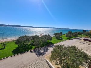 eine Luftansicht eines Parks neben einem Wasserkörper in der Unterkunft Maria's in Biograd na Moru
