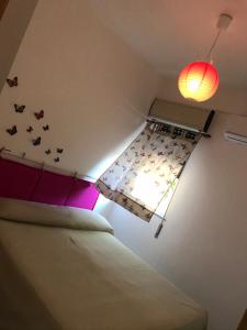 Schlafzimmer mit einem Bett mit Schmetterlingen an der Decke in der Unterkunft Villa Floridia in Santa Maria Del Focallo