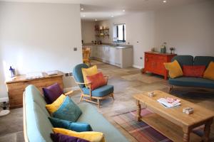 sala de estar con sofá, sillas y mesa en Wonderfully Spacious Luxury Holiday Cottage en Billingshurst