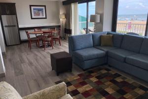 Svetainės erdvė apgyvendinimo įstaigoje Coastal Hotel & Suites Virginia Beach - Oceanfront