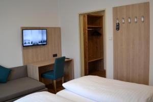 Zimmer mit einem Bett, einem Schreibtisch und einem Stuhl in der Unterkunft Gasthof Kranerwirt in Lannach