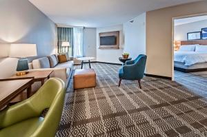 O zonă de relaxare la Staybridge Suites - Cedar Rapids North, an IHG Hotel