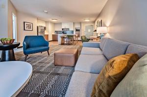 O zonă de relaxare la Staybridge Suites - Cedar Rapids North, an IHG Hotel