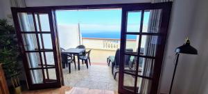 una porta aperta su un balcone con vista sull'oceano di VV Mirador Isla Bonita "by henrypole home" a Mazo