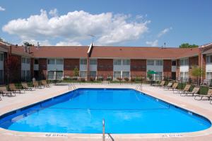 une piscine en face d'un bâtiment dans l'établissement Rodeway Inn & Suites Bradley Airport, à East Windsor