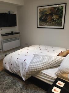 Een bed of bedden in een kamer bij Foxes Den at Foxesway