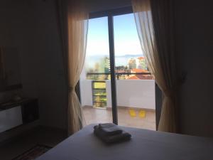 um quarto com uma cama e vista para uma janela em Best Apartment em Pogradec